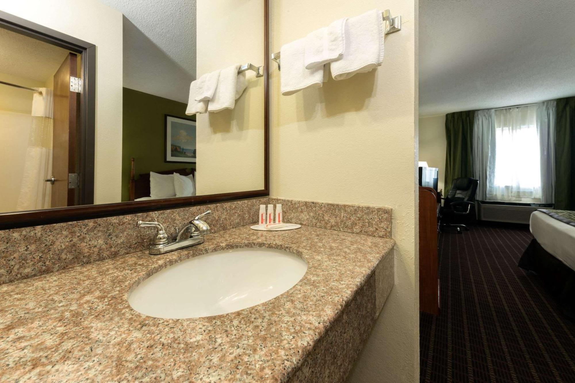 Baymont By Wyndham Louisville South I 65 Brooks Exterior foto